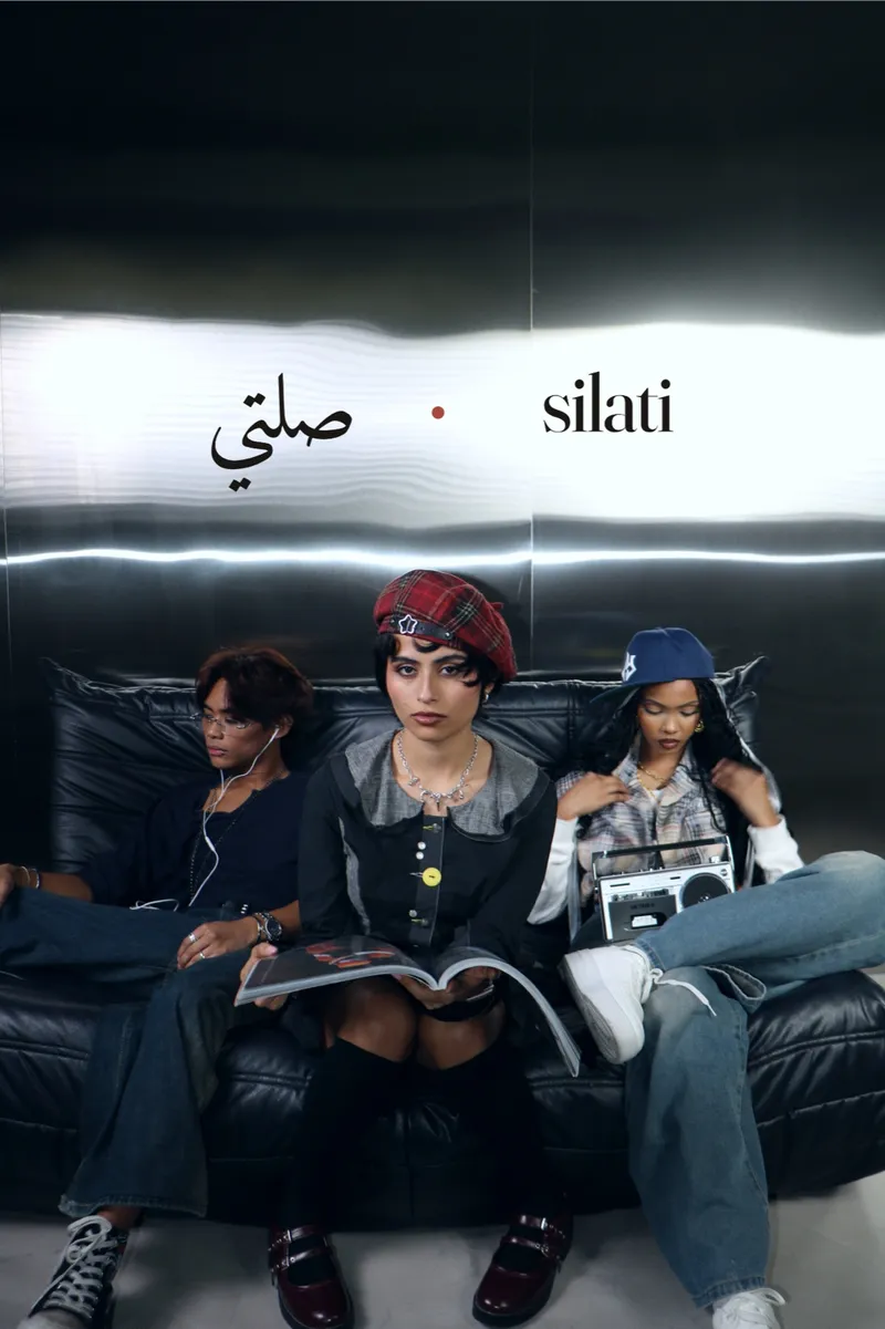 Silati campaign: three friends on a leather couch under the wordmark
