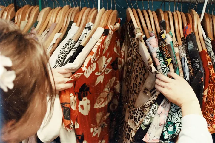 Hands on cloth at the stands